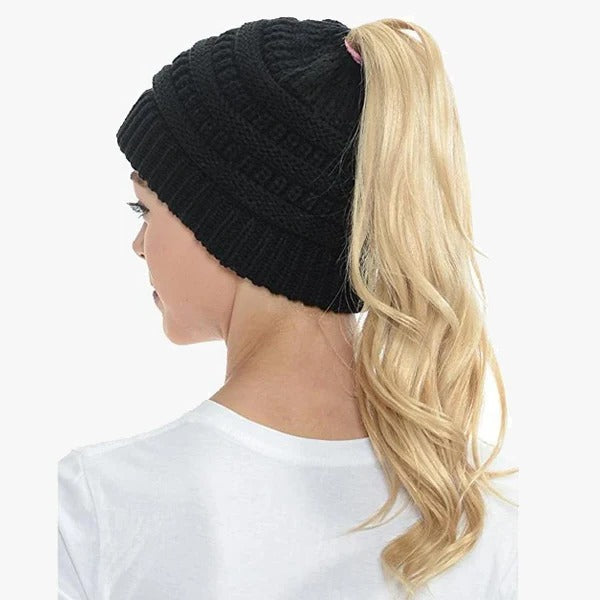 Czapka damska typu beanie z otworem na kucyk, prążkowana