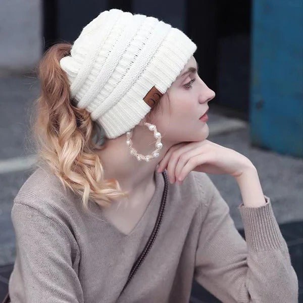 Czapka damska typu beanie z otworem na kucyk, prążkowana
