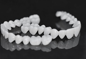 Prótese Dentária – Encaixe Flexível de Aparência Natural e Conforto Indolor