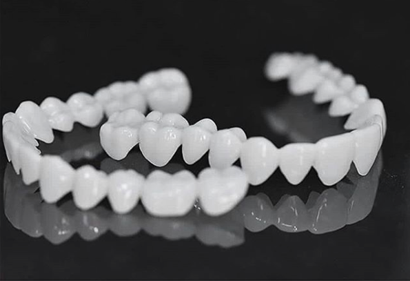 Prótese Dentária – Encaixe Flexível de Aparência Natural e Conforto Indolor