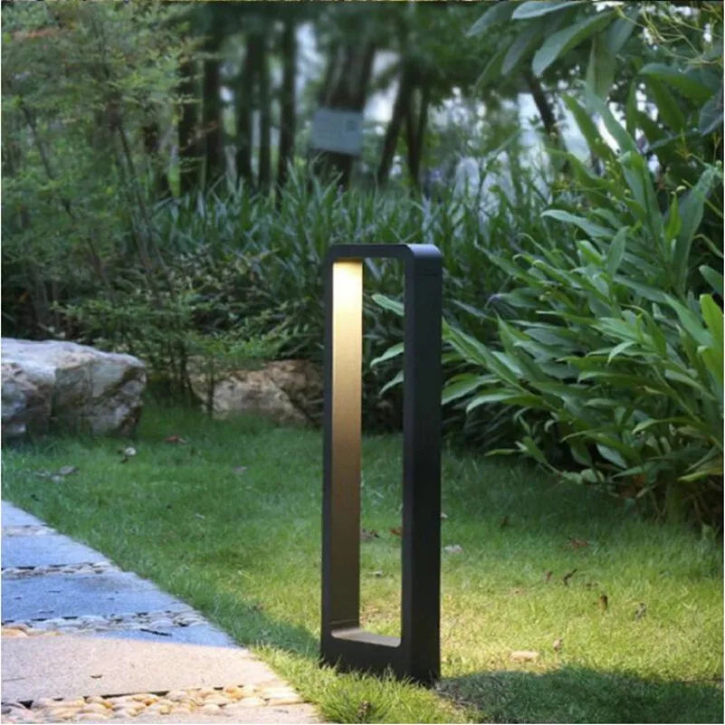 Luminária de Chão para Área Externa GardenGlow | Ilumine seu Caminho com Estilo