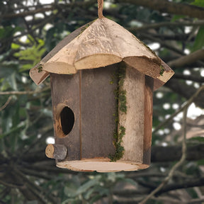 Casinha de Passarinho de Madeira – Design de Cabana com Corda para Pendurar e Resistente às Intempéries