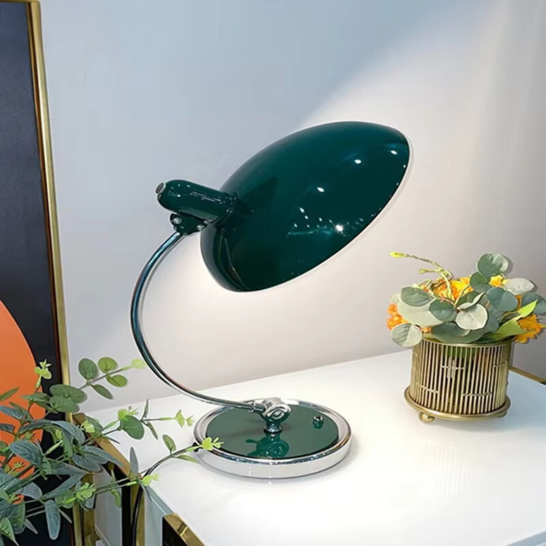 Luminária de Mesa ScandiArc | Design em Metal Curvo Inspirado na Bauhaus
