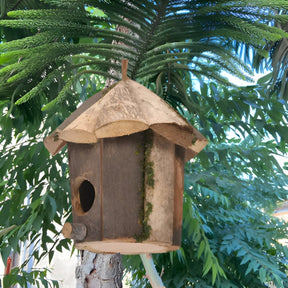 Casinha de Passarinho de Madeira – Design de Cabana com Corda para Pendurar e Resistente às Intempéries