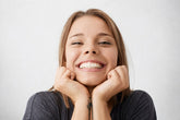 Prótese Dentária – Encaixe Flexível de Aparência Natural e Conforto Indolor