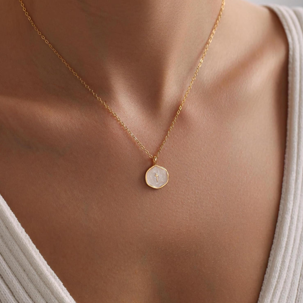 Colar com Pingente de Cruz e Disco Dourado, Joia Delicada para o Dia das Mães