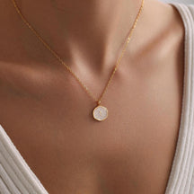 Colar com Pingente de Cruz e Disco Dourado, Joia Delicada para o Dia das Mães