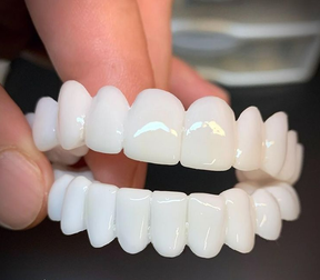 Prótese Dentária – Encaixe Flexível de Aparência Natural e Conforto Indolor
