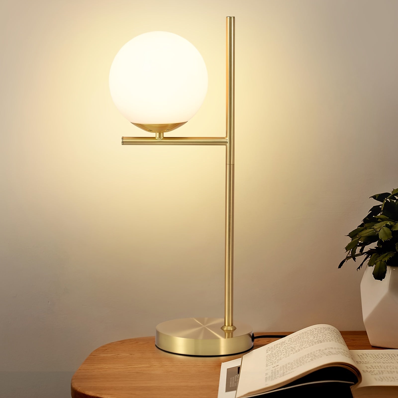 Luminária de Mesa Dourada Moderna | Design com Globo de Vidro Branco