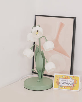 Luminária de Mesa Bell Orchid | Iluminação Floral Elegante para Interiores