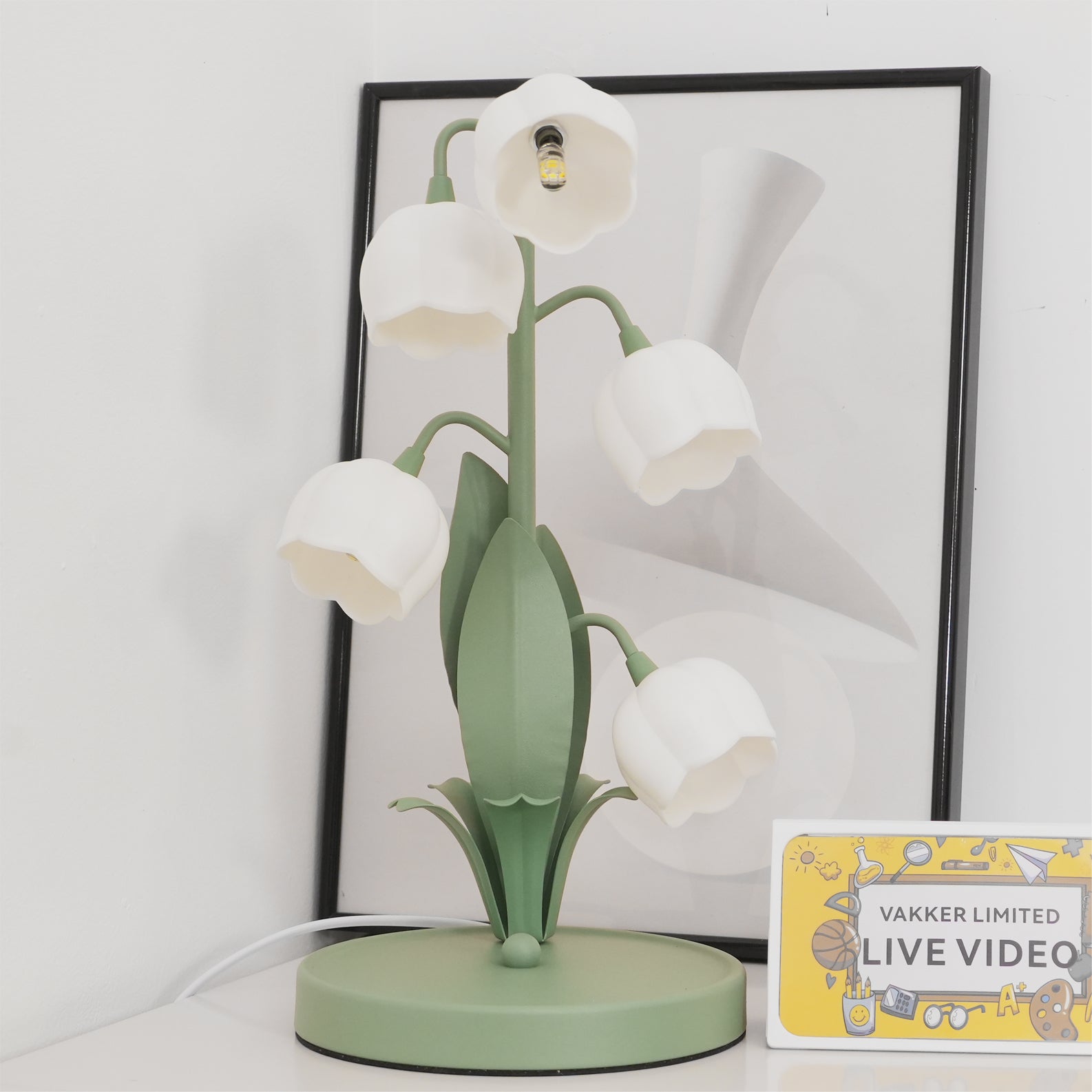 Luminária de Mesa Bell Orchid | Iluminação Floral Elegante para Interiores