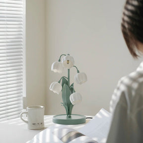 Luminária de Mesa Bell Orchid | Iluminação Floral Elegante para Interiores