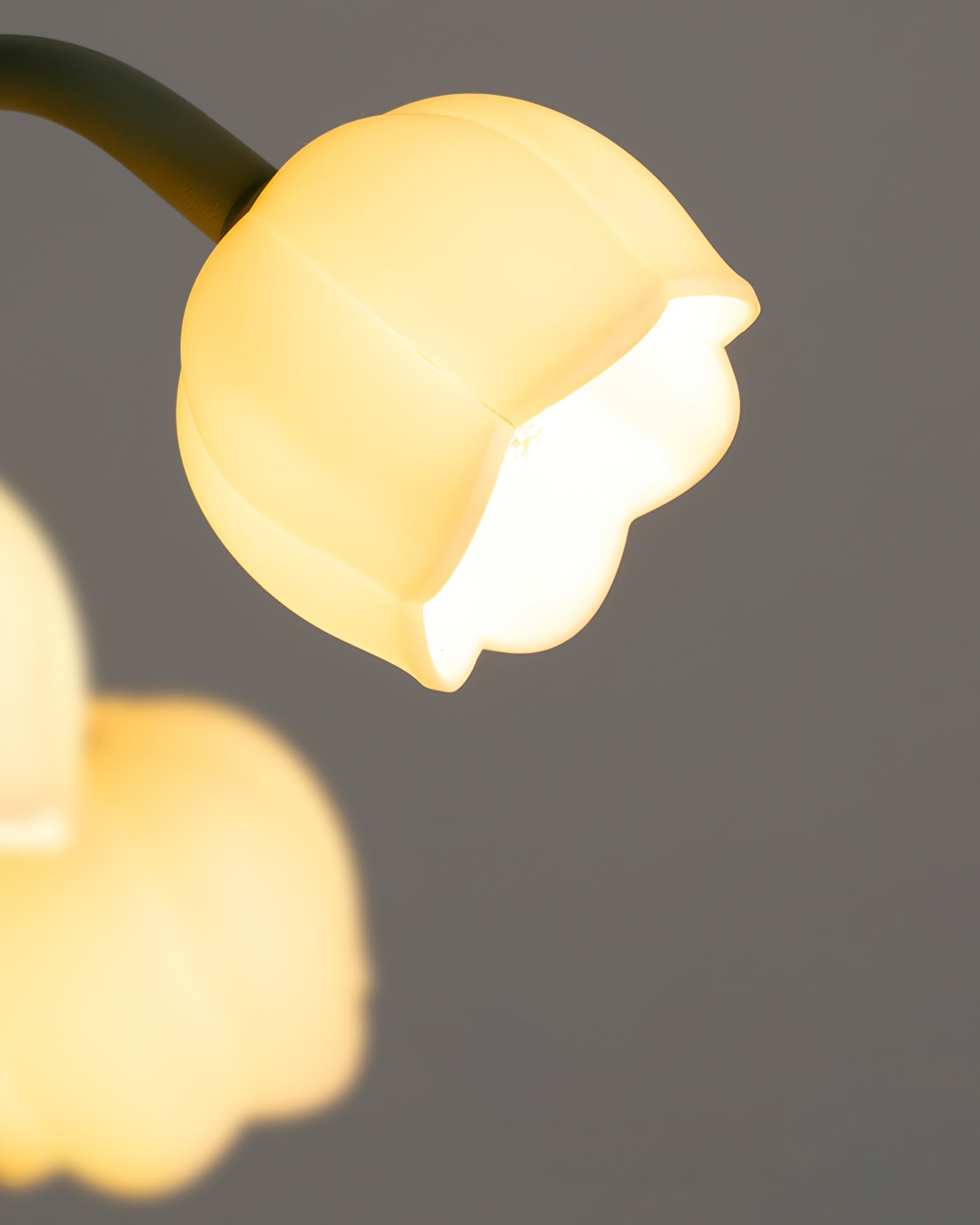 Luminária de Mesa Bell Orchid | Iluminação Floral Elegante para Interiores