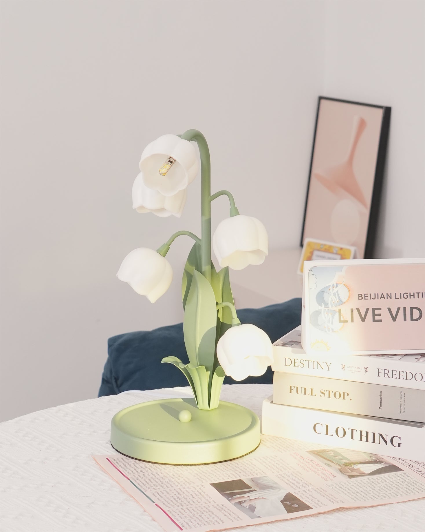 Luminária de Mesa Bell Orchid | Iluminação Floral Elegante para Interiores