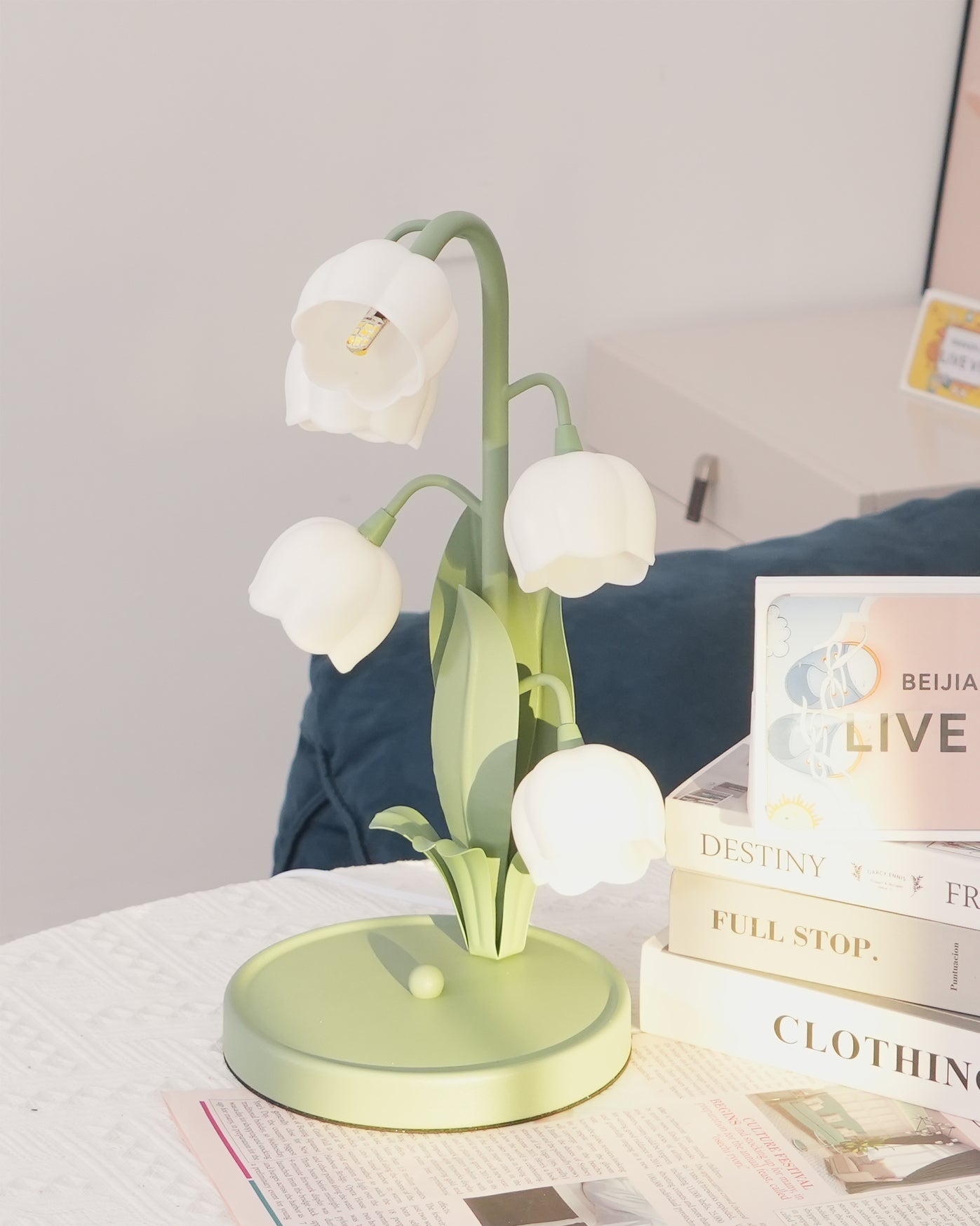 Luminária de Mesa Bell Orchid | Iluminação Floral Elegante para Interiores