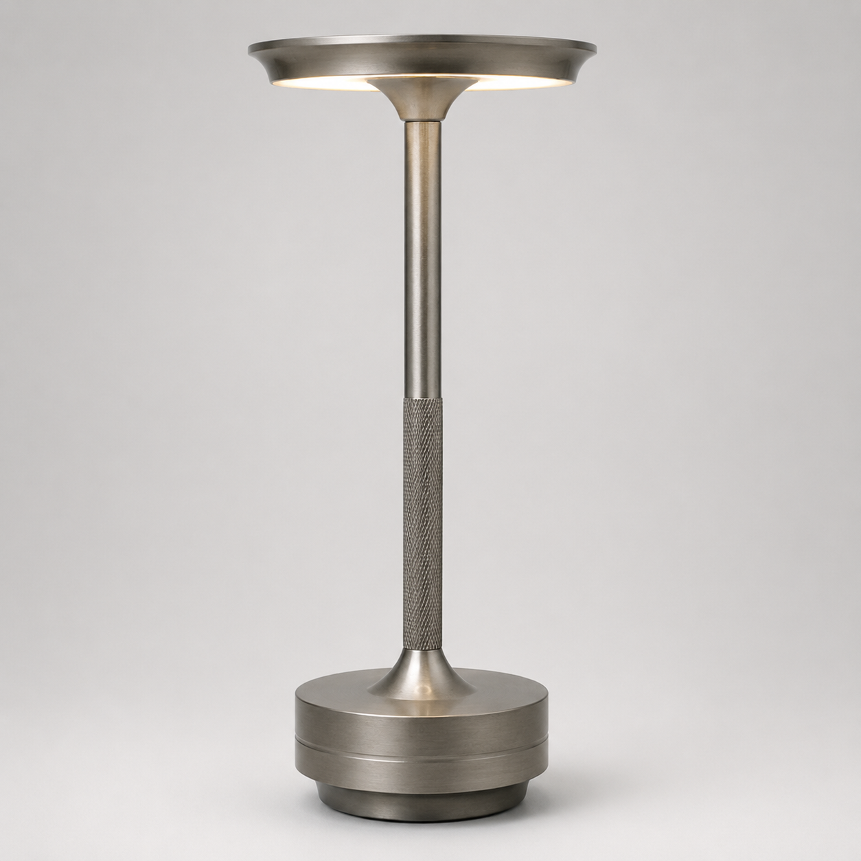 Luminária de Mesa Metálica Sem Fio com Intensidade Regulável e Design Moderno