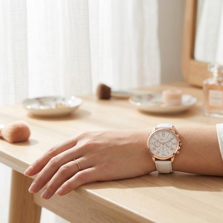 Relógio Feminino Elegante – Pulseira de Couro, Mostrador com Algarismos Romanos e Design Clássico