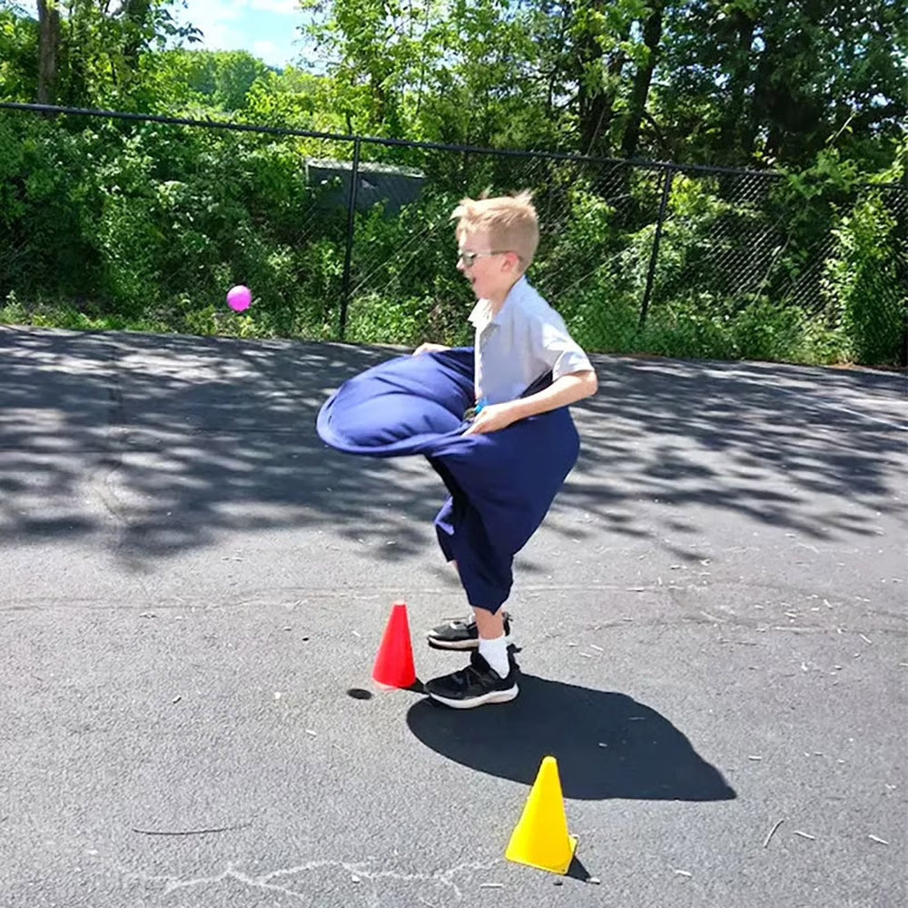 Jogo de Bola ao Ar Livre para a Família