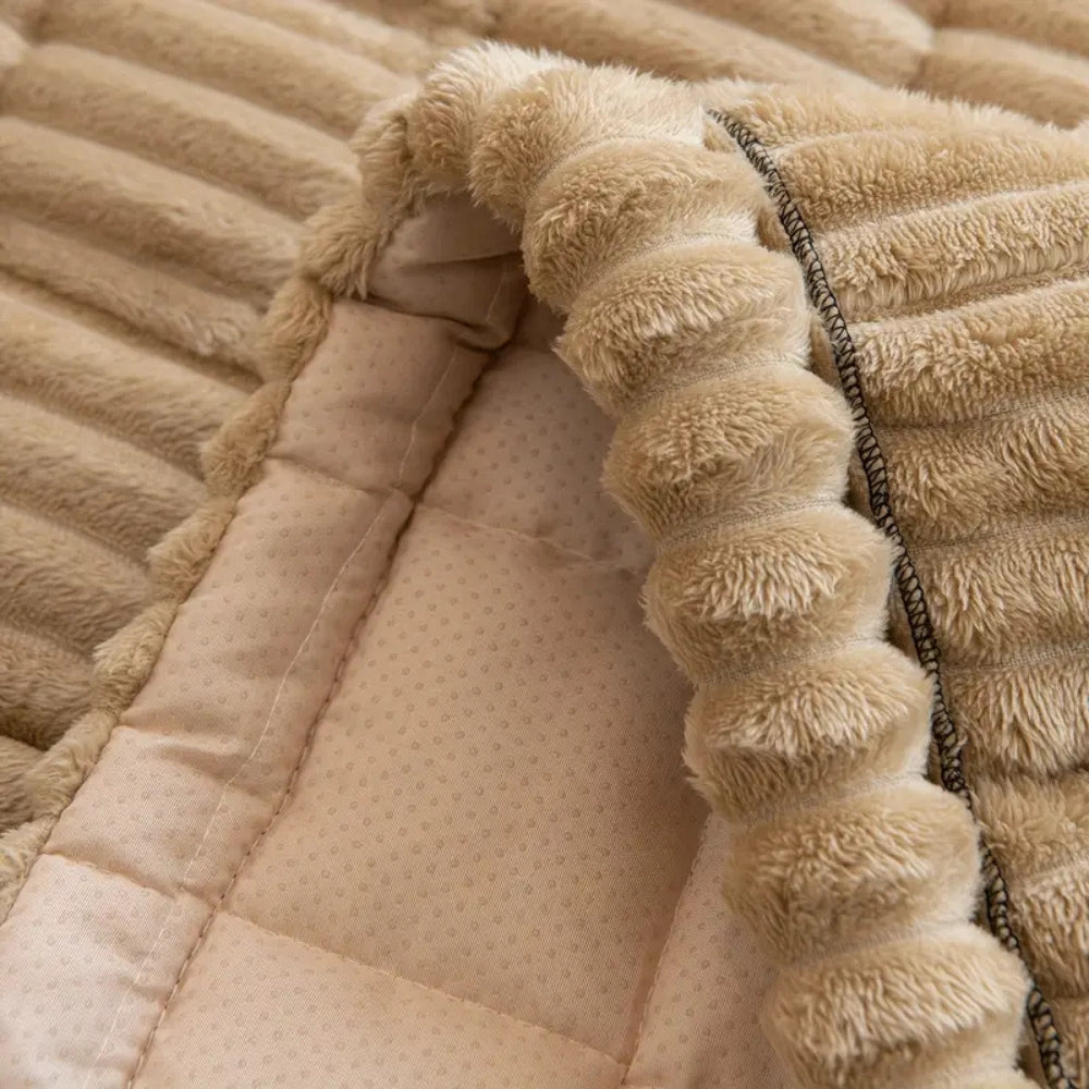 Capa de sofá de pelúcia com bordas plissadas, proteção e conforto para sofá