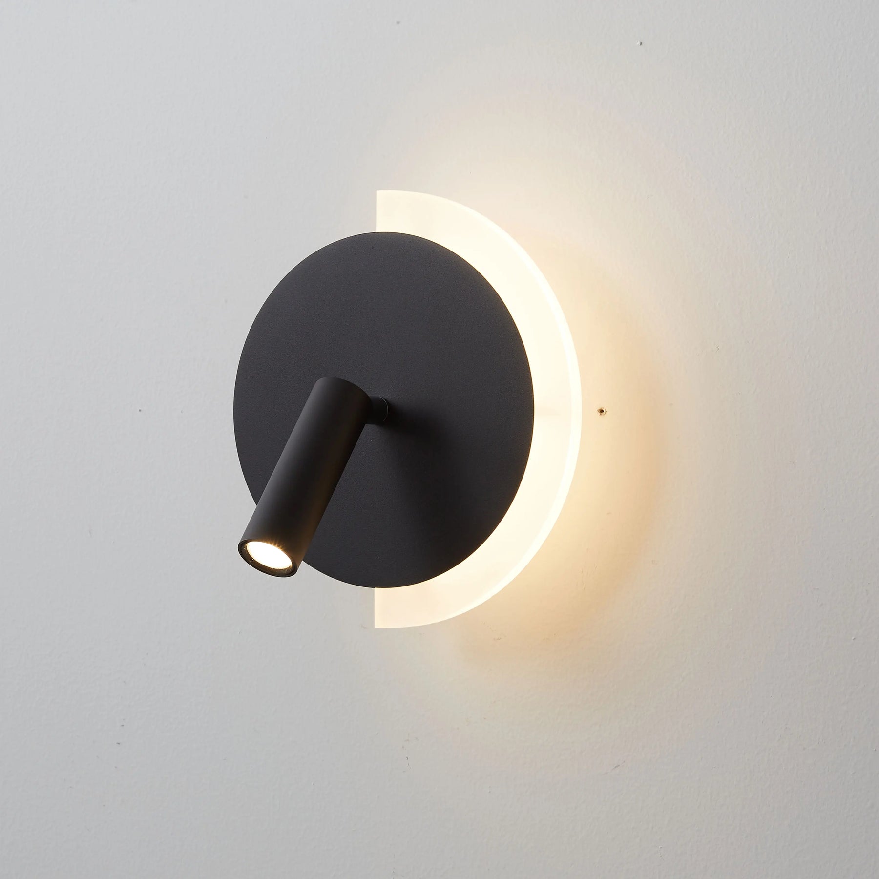 Luminária de Parede LunaSpot | Design Moderno de LED para Cabeceira