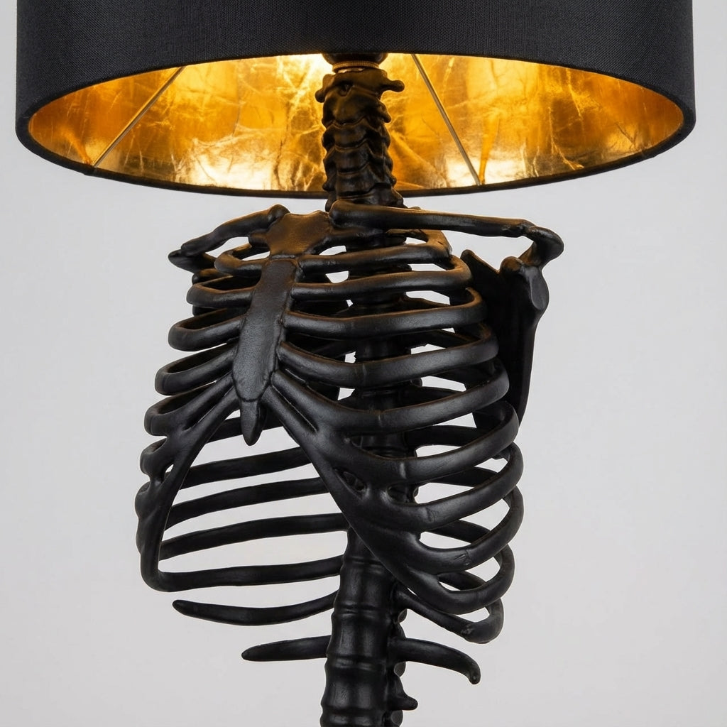 Luminária de Mesa com Detalhe de Esqueleto Gótico