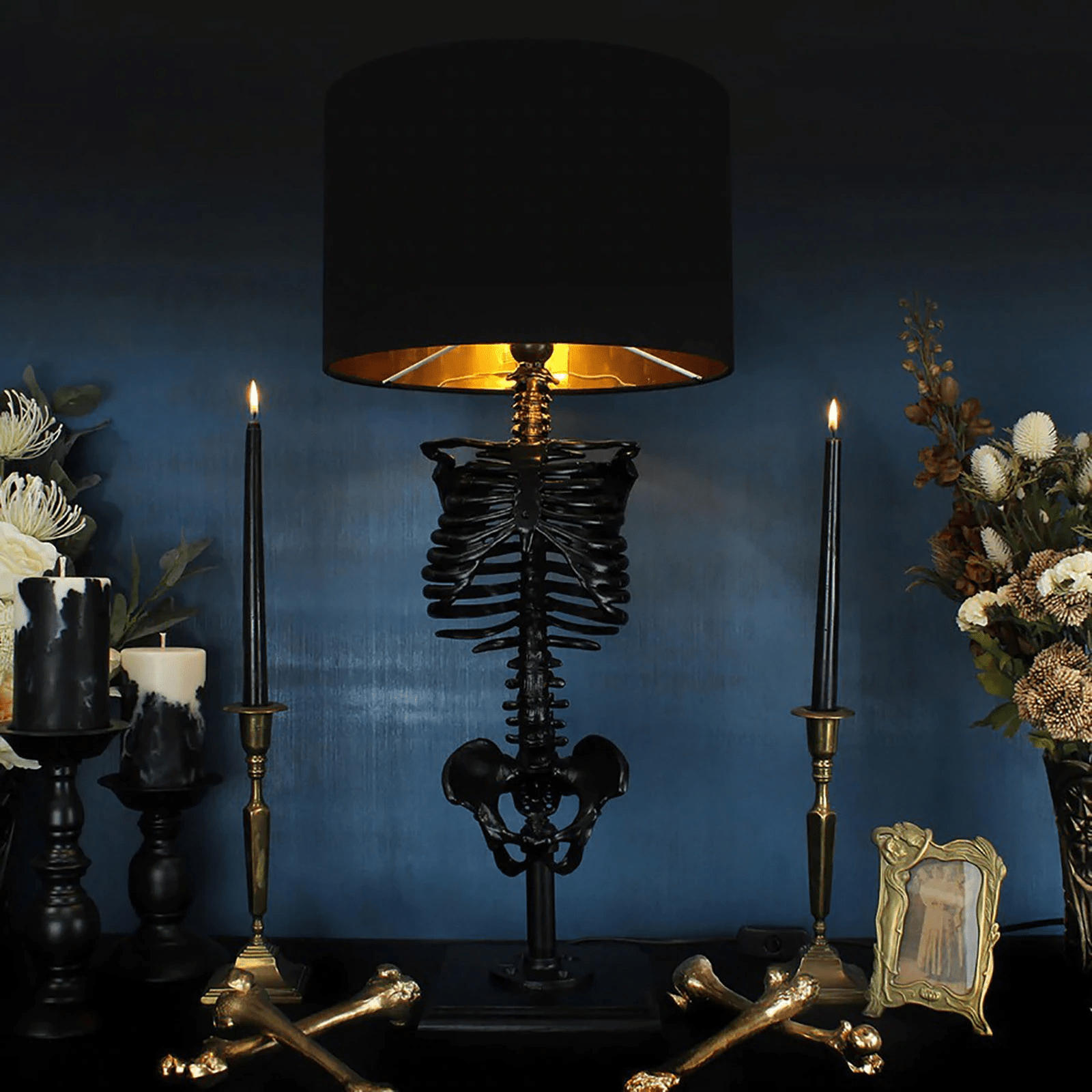 Luminária de Mesa com Detalhe de Esqueleto Gótico