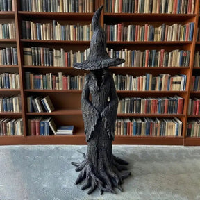 Estatueta de Bruxa em Detalhe de Árvore Gótica