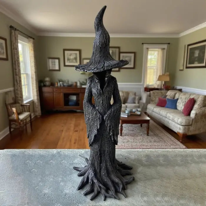 Estatueta de Bruxa em Detalhe de Árvore Gótica