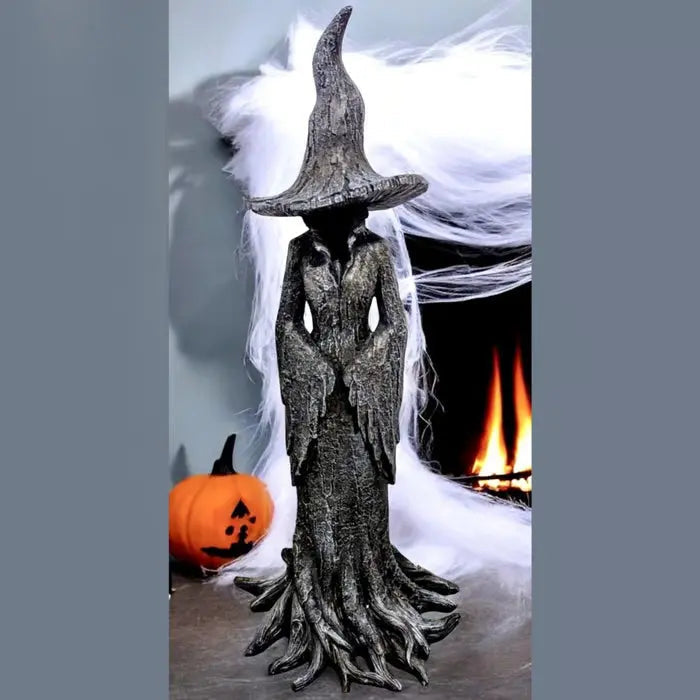 Estatueta de Bruxa em Detalhe de Árvore Gótica