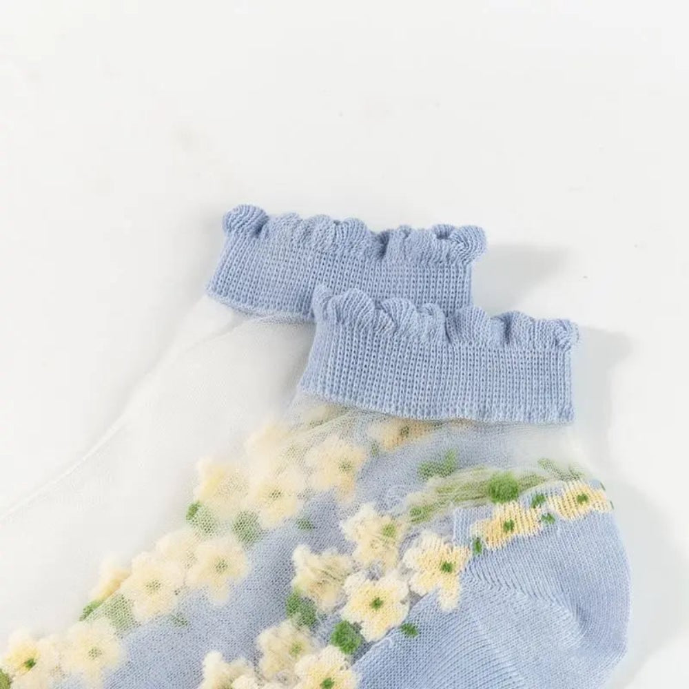 Meias soquete com detalhes em renda e estampa floral, ajuste confortável