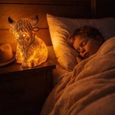 Luminária Noturna de Resina de Vaca Highland – Luz Âmbar Acolhedora e Abajur Decorativo