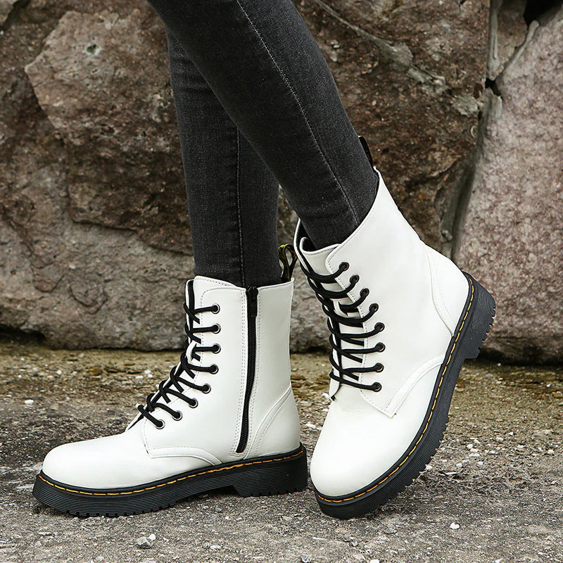 Comfortable boots with laces and a zipper