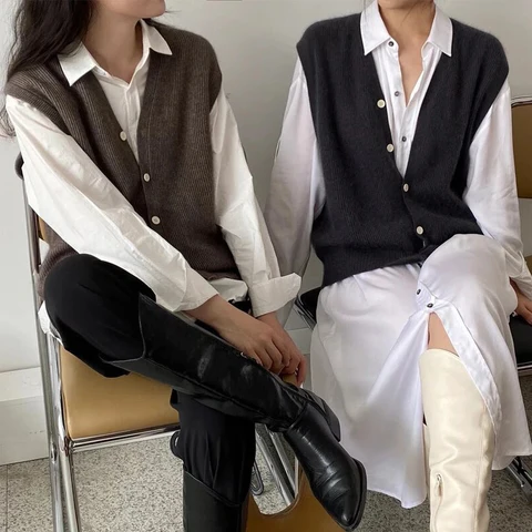 Casual knitted waistcoat with button placket