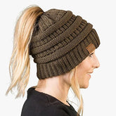 Czapka damska typu beanie z otworem na kucyk, prążkowana
