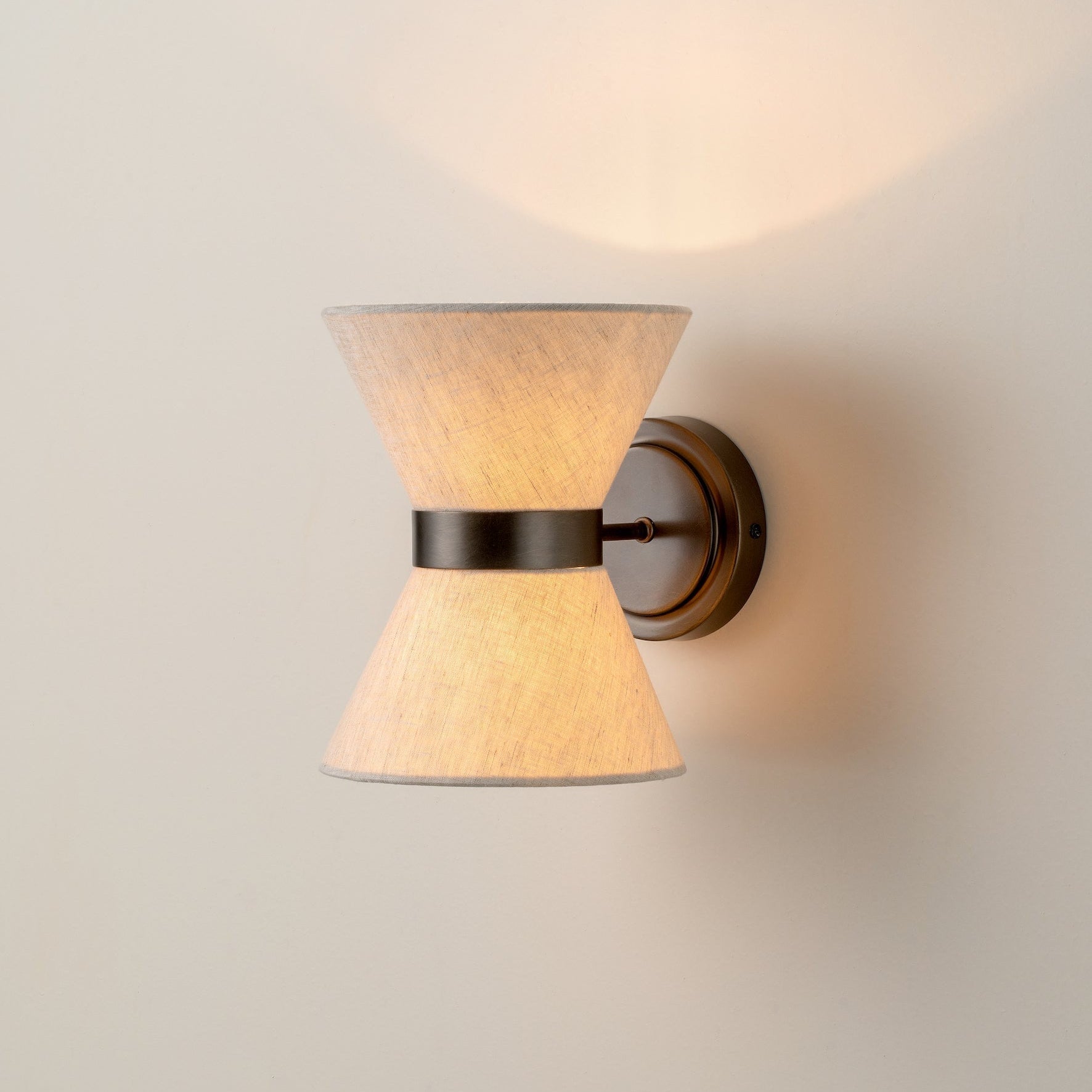 Arandela de Bronze e Linho | Elegância Moderna Clássica