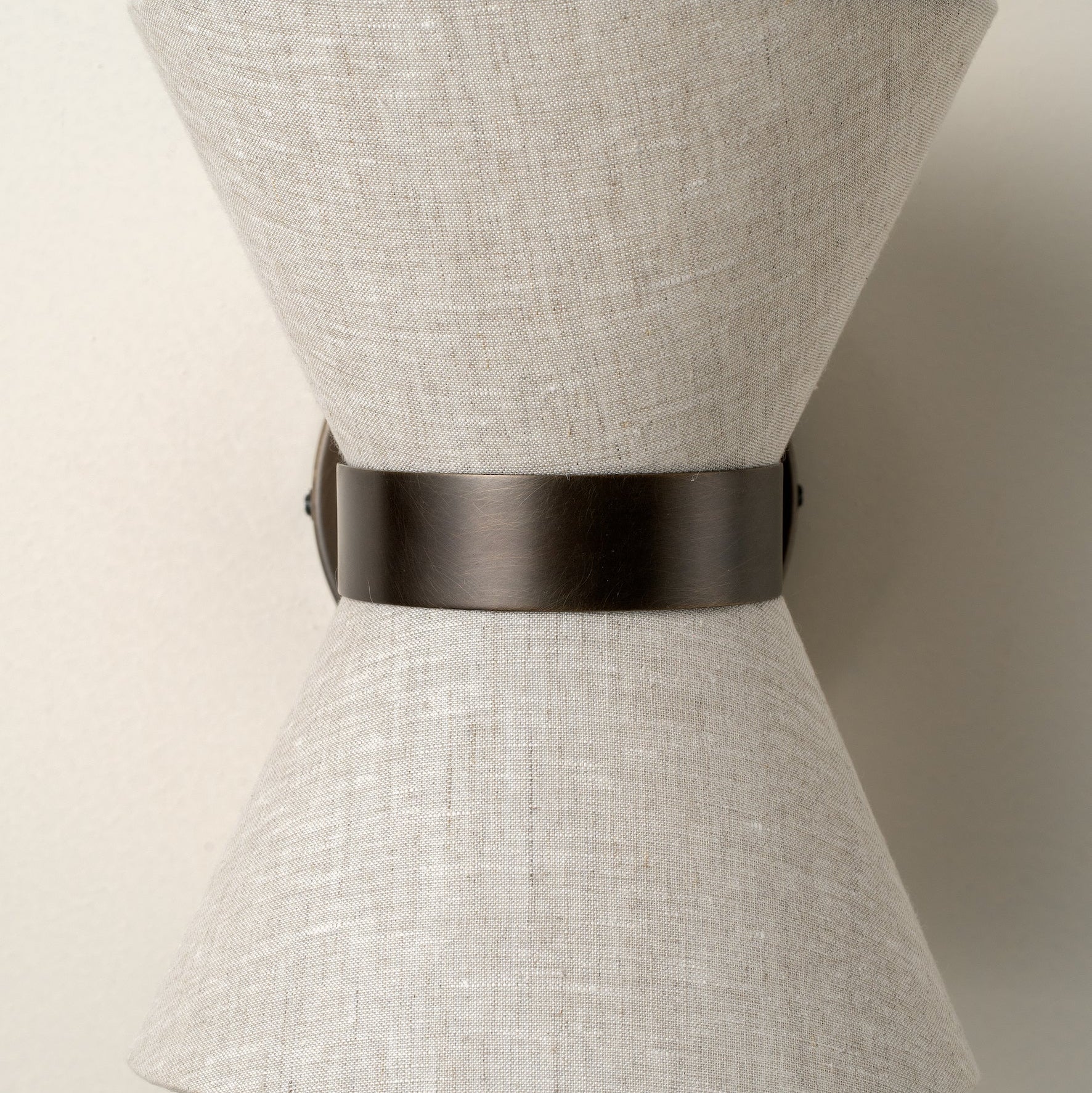 Arandela de Bronze e Linho | Elegância Moderna Clássica