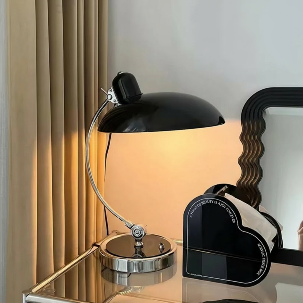 Luminária de Mesa ScandiArc | Design em Metal Curvo Inspirado na Bauhaus