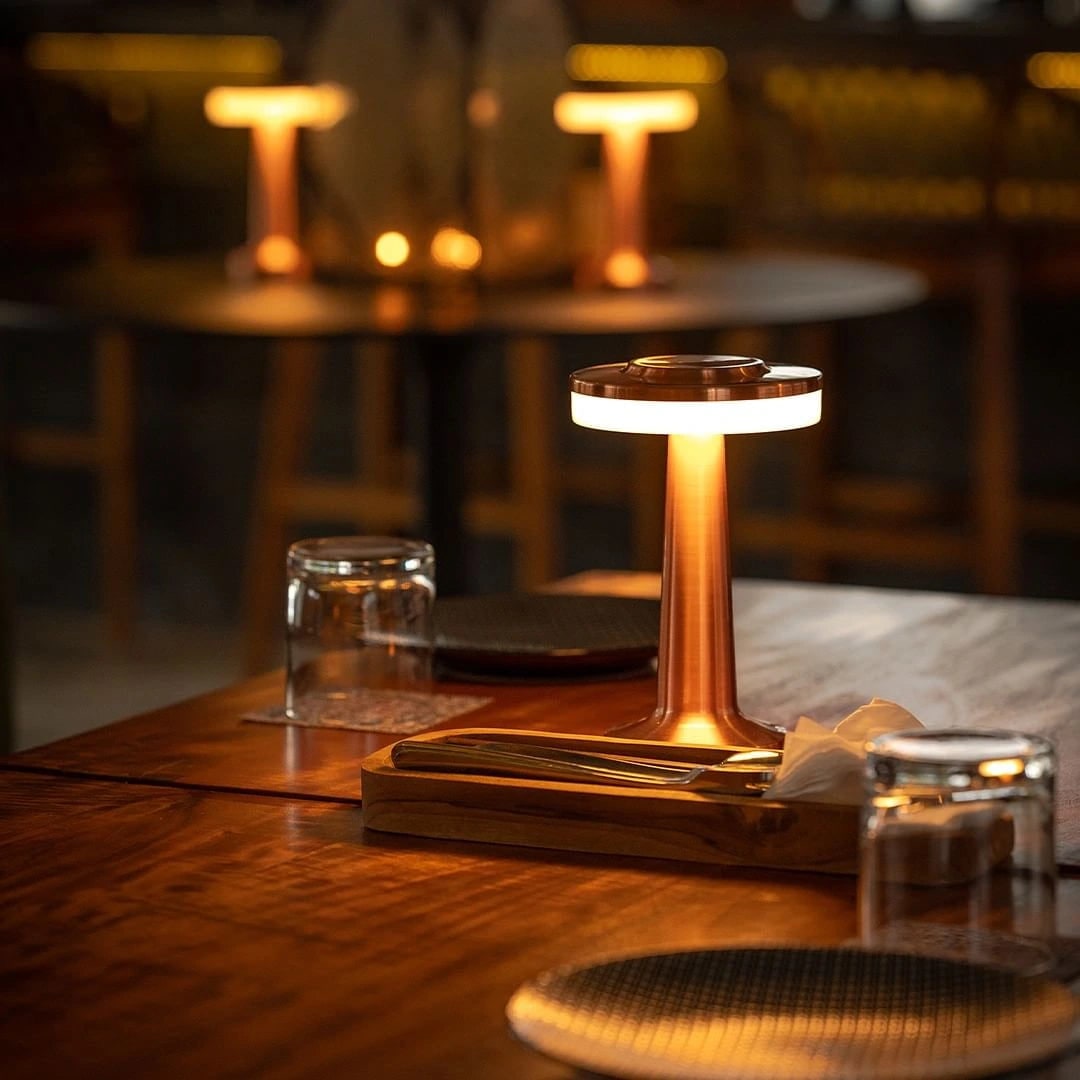 Luminária de Mesa Sem Fio em Metal LED Recarregável com Intensidade Regulável