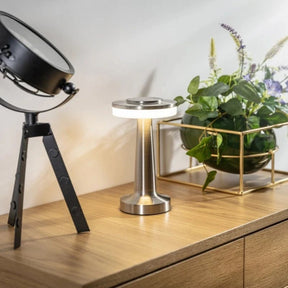 Luminária de Mesa Sem Fio em Metal LED Recarregável com Intensidade Regulável